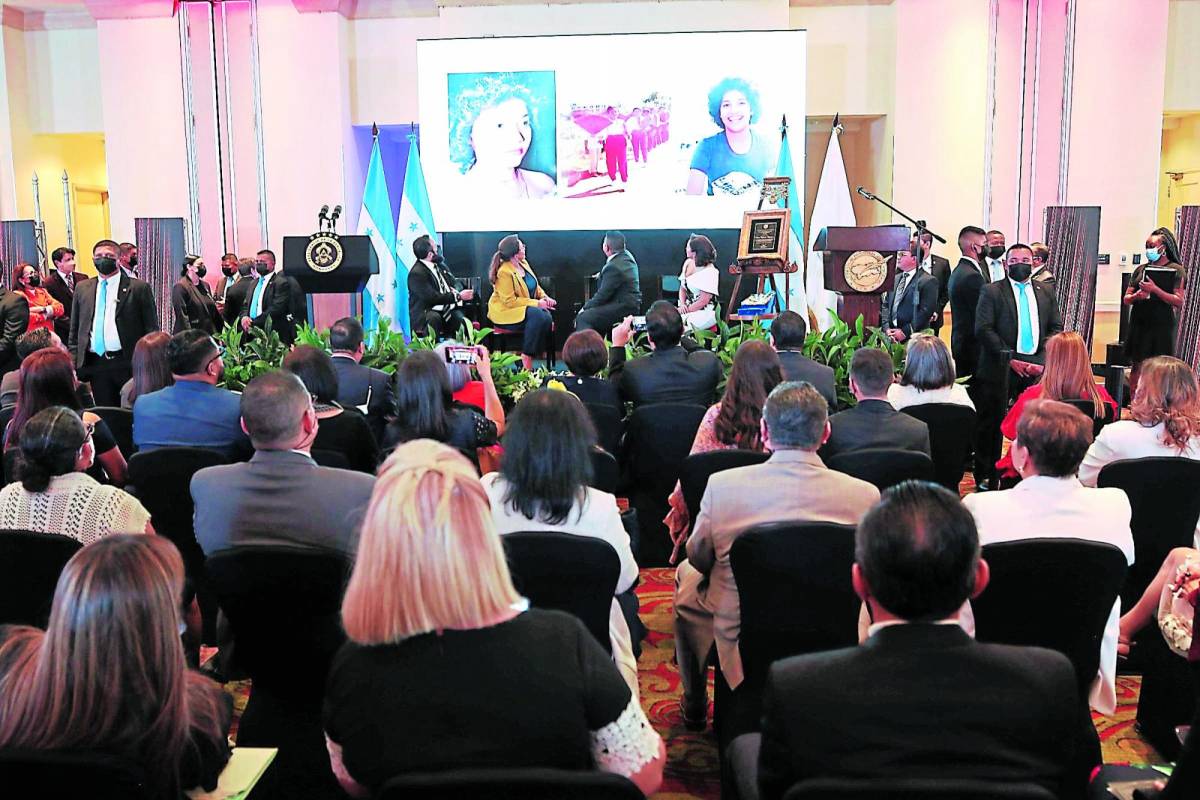 Invitados especiales observan un video que recoge la vida personal y profesional de Enma Calderón, quien en su discurso demandó más espacios directivos para las mujeres en los medios de comunicación.