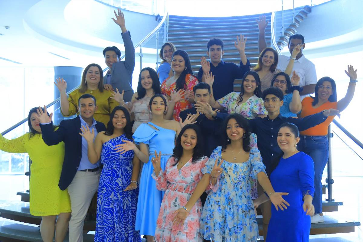 Maestros y padres de familia posaron con los estudiantes para una divertida foto.