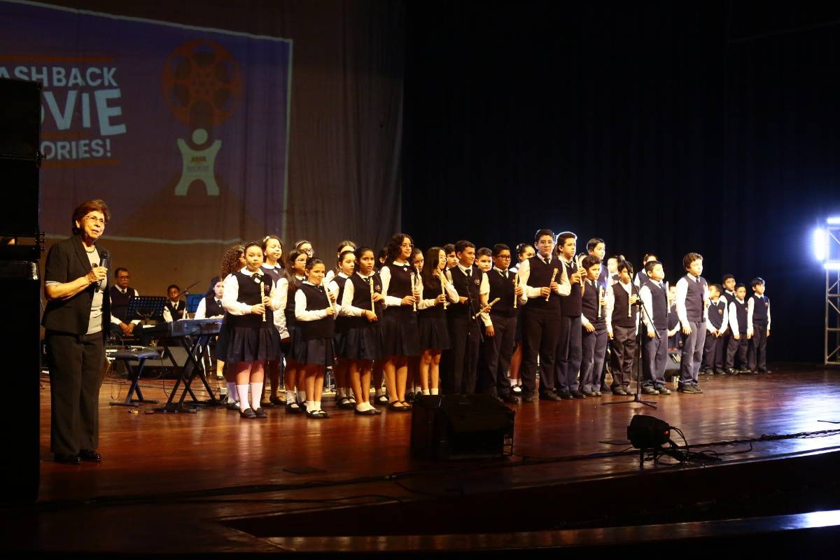 Miss Yomila Aguirre, rectora de la institución, momentos antes de inaugurar el show.