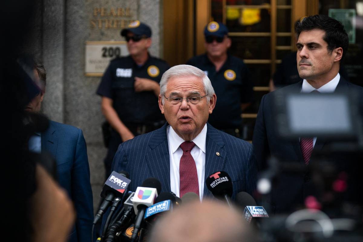 Bob Menéndez, el ocaso de un líder latino manchado por un Mercedes-Benz y lingotes de oro