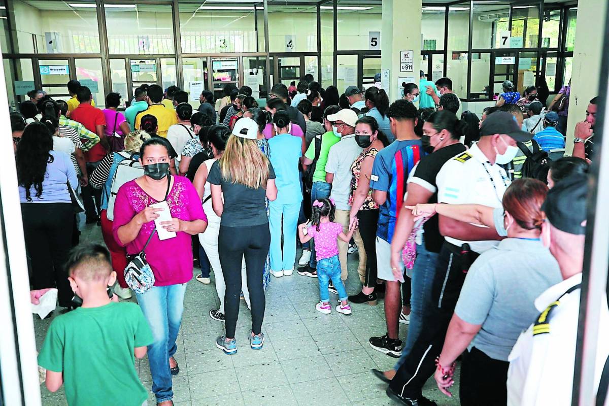 Ventanillas donde se sacan las citas estaban abarrotadas.