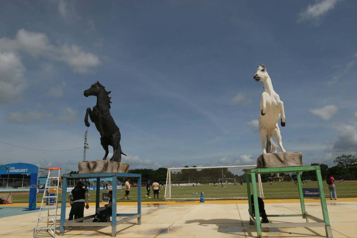 La misteriosa pelirroja y la bella colocha roban miradas en el Juticalpa-Motagua