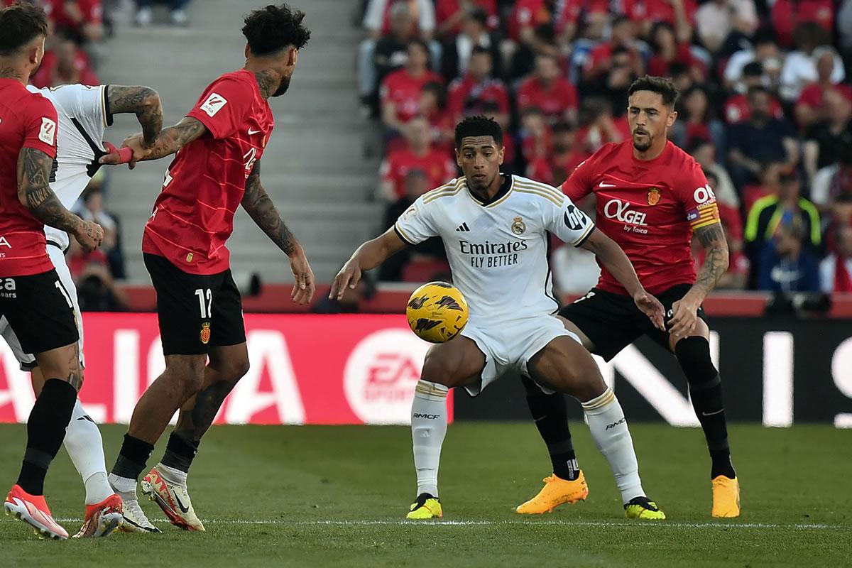 Jude Bellingham protegiendo el balón ante la presión de Antonio Raíllo.