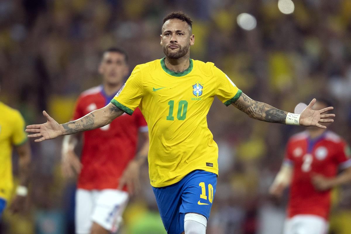 Neymar celebrando su gol de penal contra Chile.