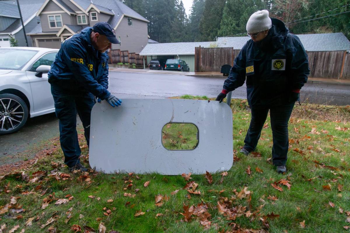 Un móvil que cayó del Boeing de Alaska Airlines sobrevive a una caída de 5,000 metros