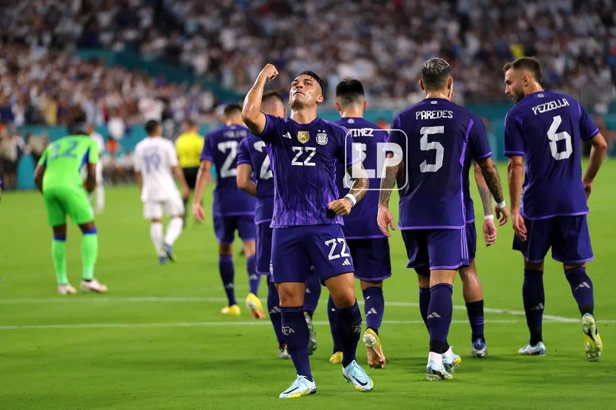Lautaro Martínez celebrando su gol contra Honduras.