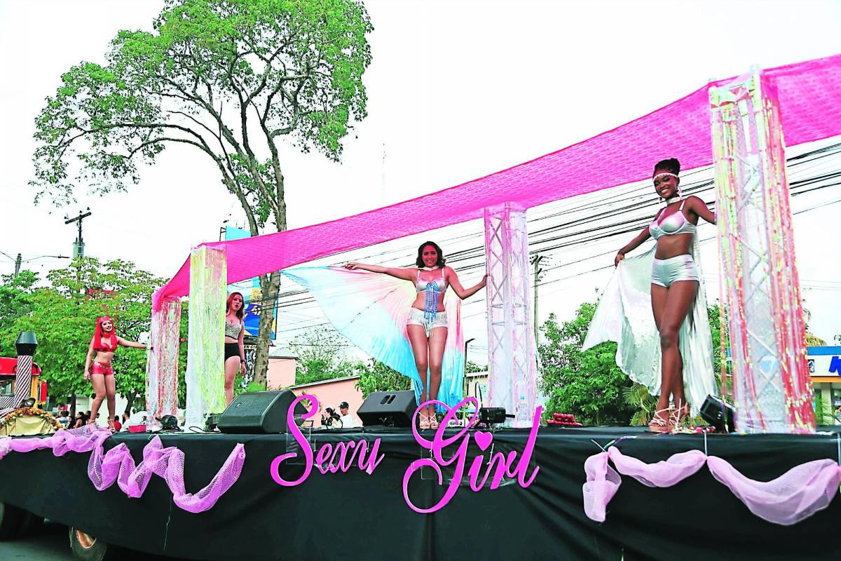 Miles de familias sacaron sus sillas, toldos y carpas para disfrutar del desfile de carrozas. Aunque oficialmente terminó a las 6;00 pm decenas disfrutaron de la música y actividades que se desarrollaron hasta las 10:00 pm.