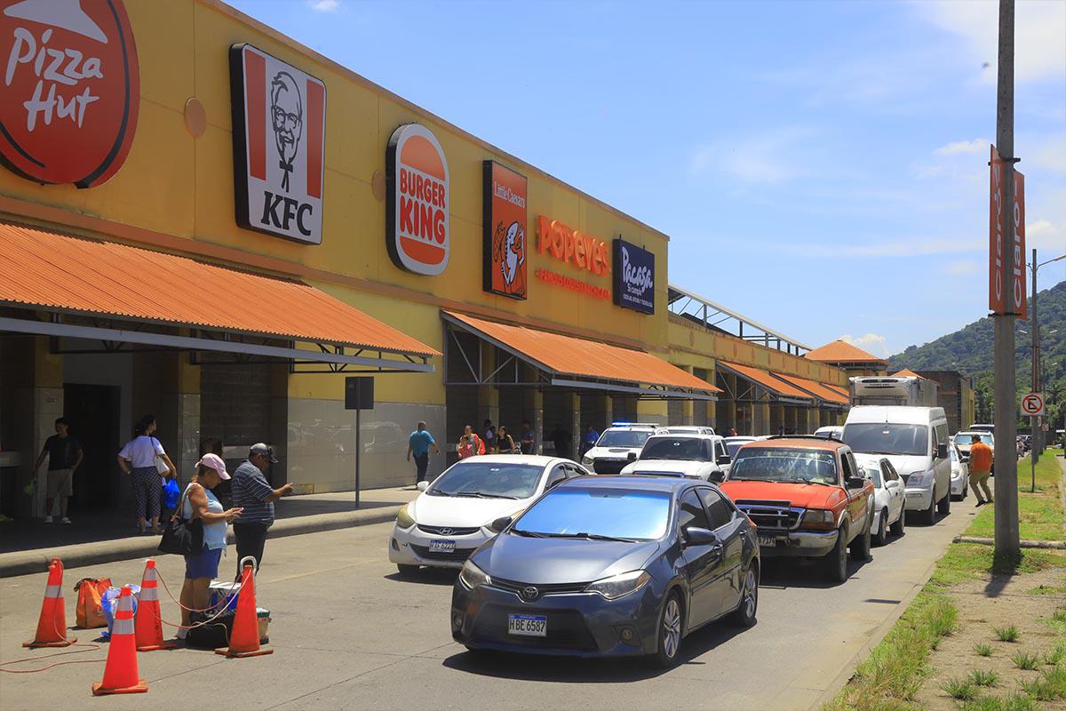 Afluencia de hondureños en la terminal de buses de San Pedro Sula