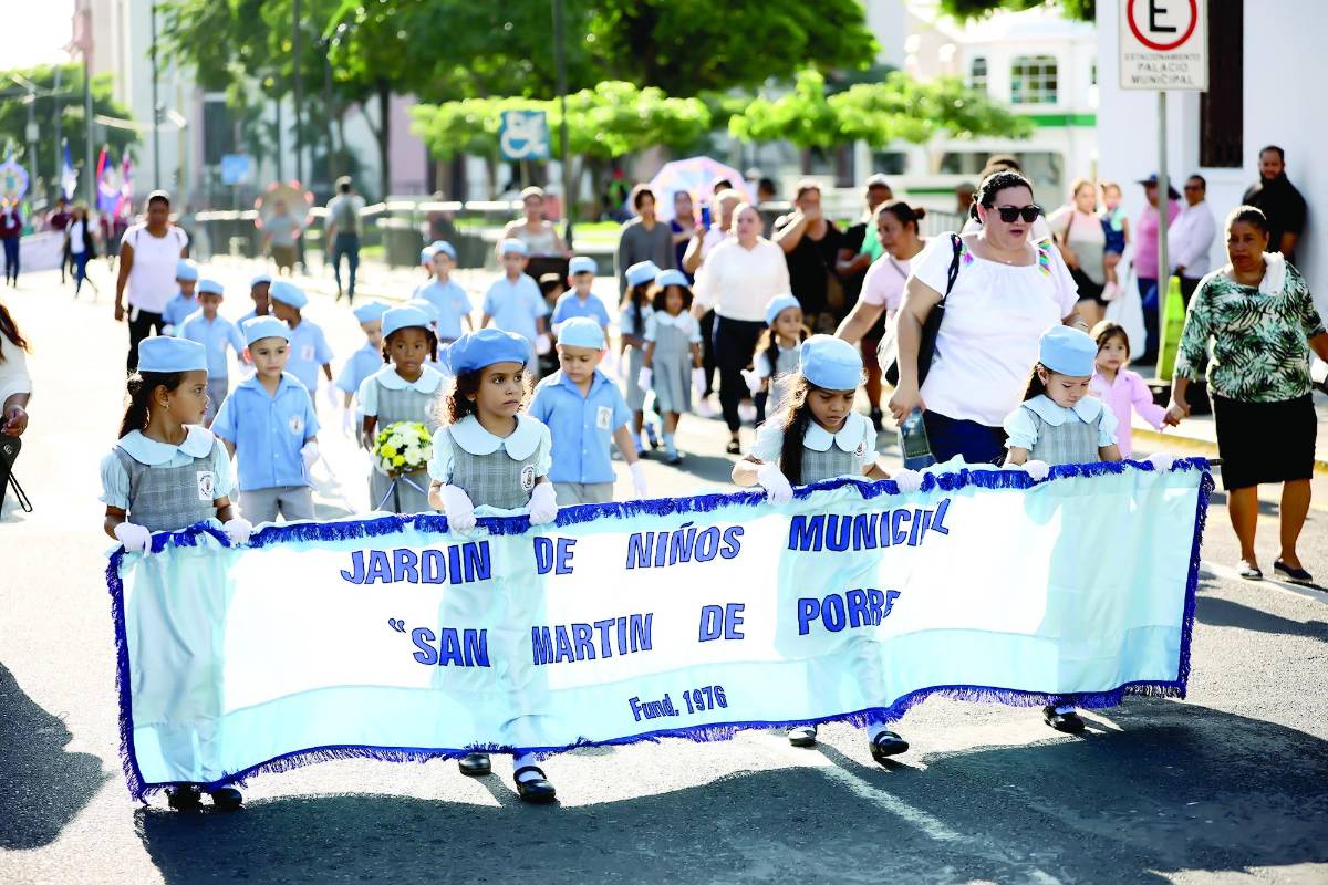 Niños cautivaron a sampedranos en el inicio de los desfiles patrios
