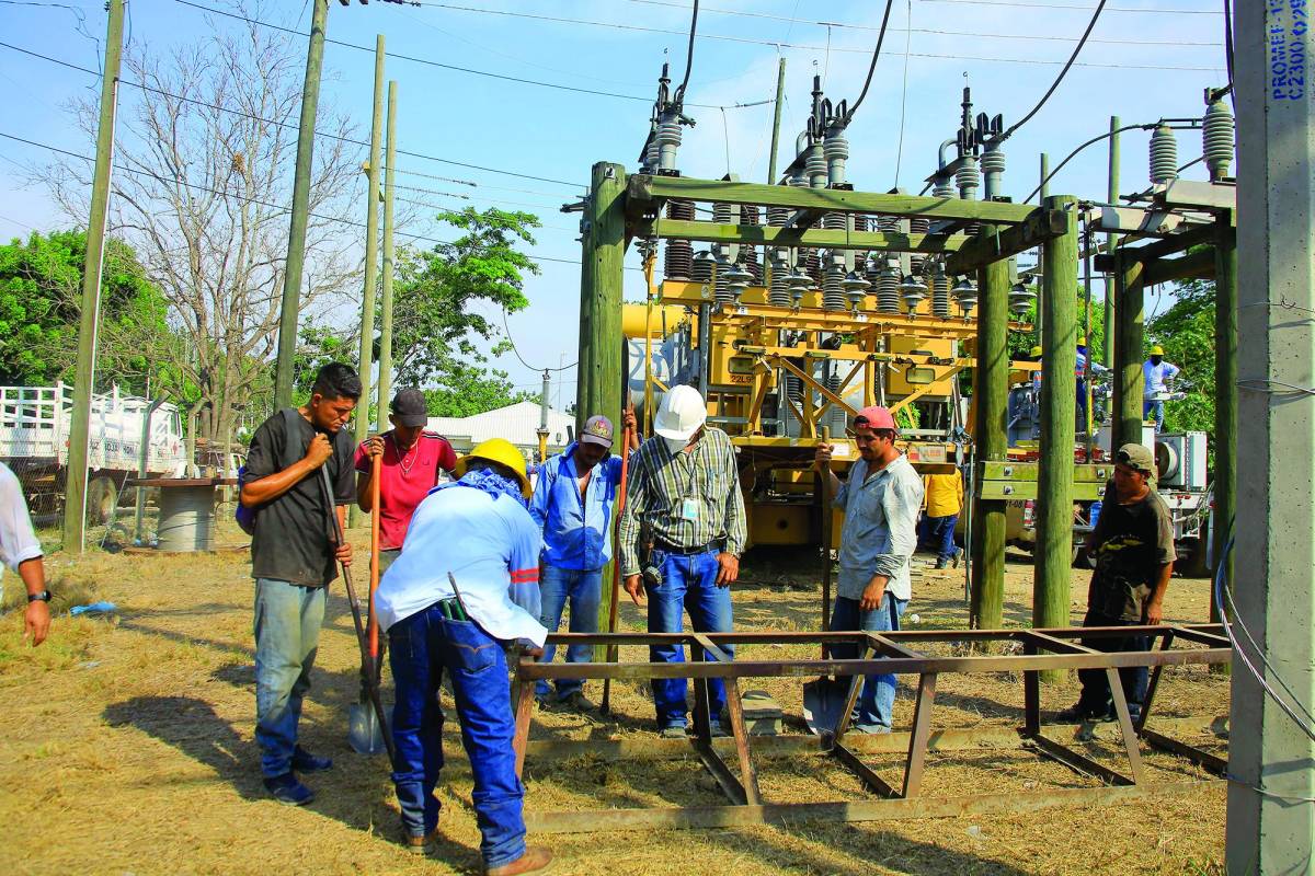 Tras 18 horas de trabajo restablecen energía en el sector Rivera Hernández