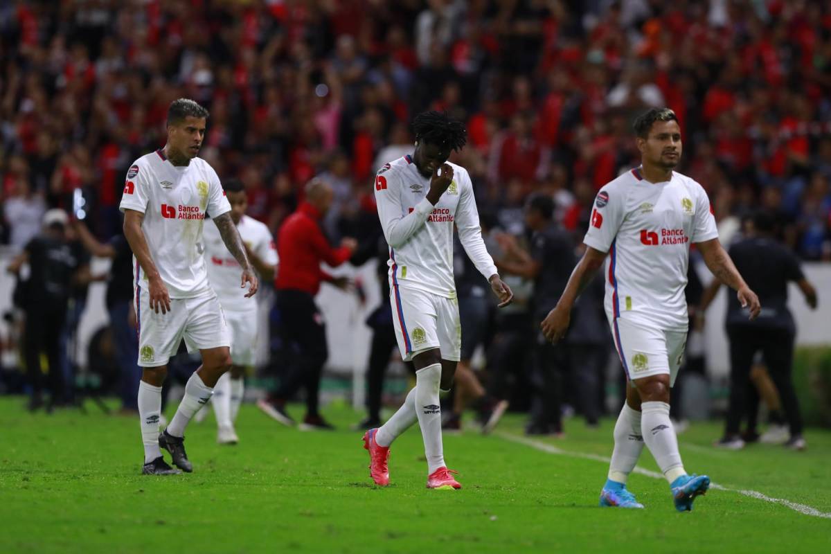 Los jugadores del Olimpia salieron frustrados.