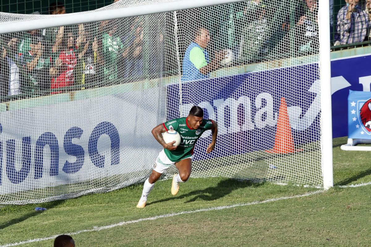 Iván López anotó el gol del empate del Marathón y sacó rápido el balón para reanudar las acciones.