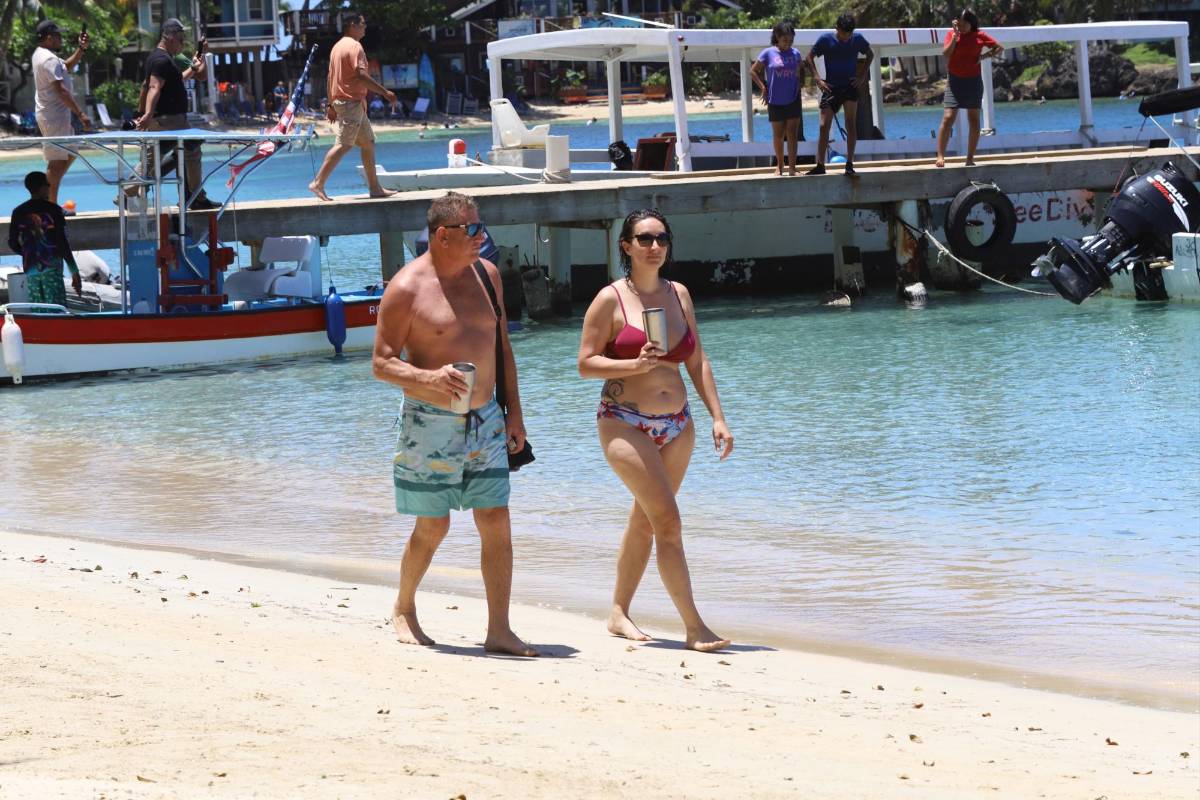 Roatán se mueve entre gigantescos cruceros, turismo de aventura y hermosas mujeres