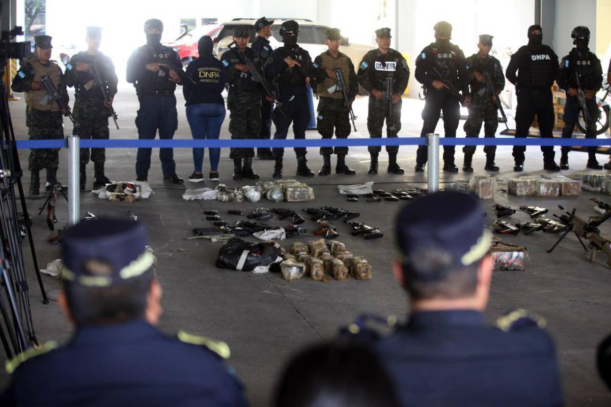 Bañadas en oro: el poderoso armamento decomisado por Honduras