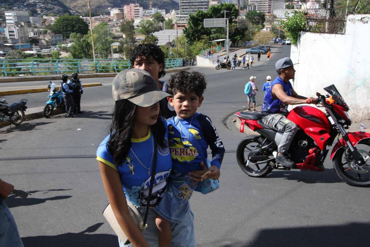Rubia enamora en Motagua-Real España, fiesta azul en el Nacional e 'infiltrados'