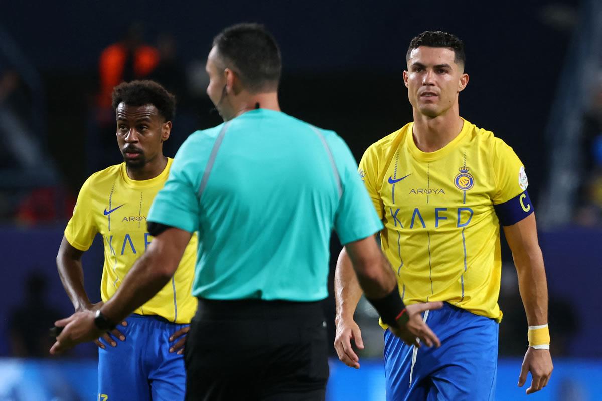 Cristiano Ronaldo no es muy amigo de los árbitros en los partidos en Arabia Saudita.