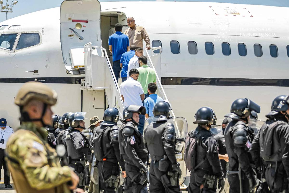 Migrantes venezolanos liberados denuncian torturas y maltratos en la megacárcel