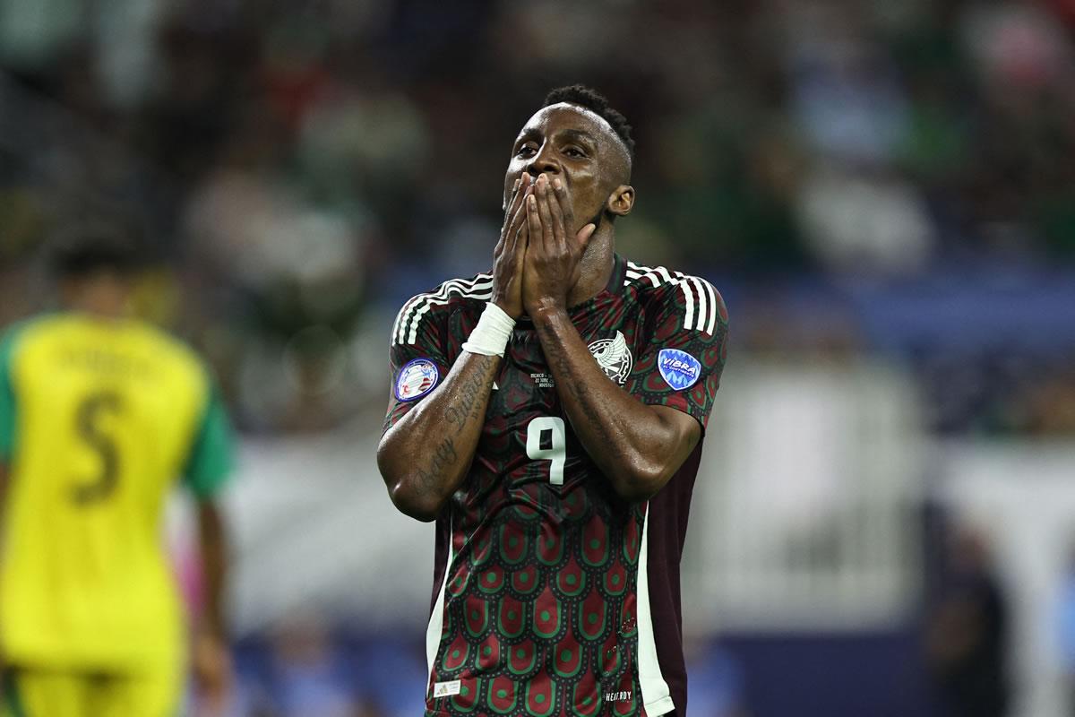 Julián Quiñones, delantero colombiano naturalizado mexicano, se lamenta tras una ocasión fallada.