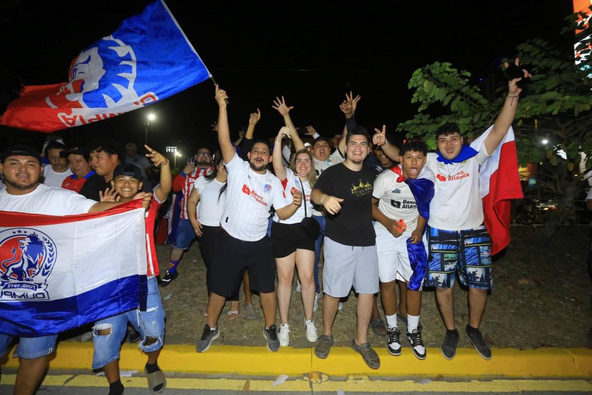 Aficionados del Olimpia festejan con todo: fiesta, locura y espectacular caravana