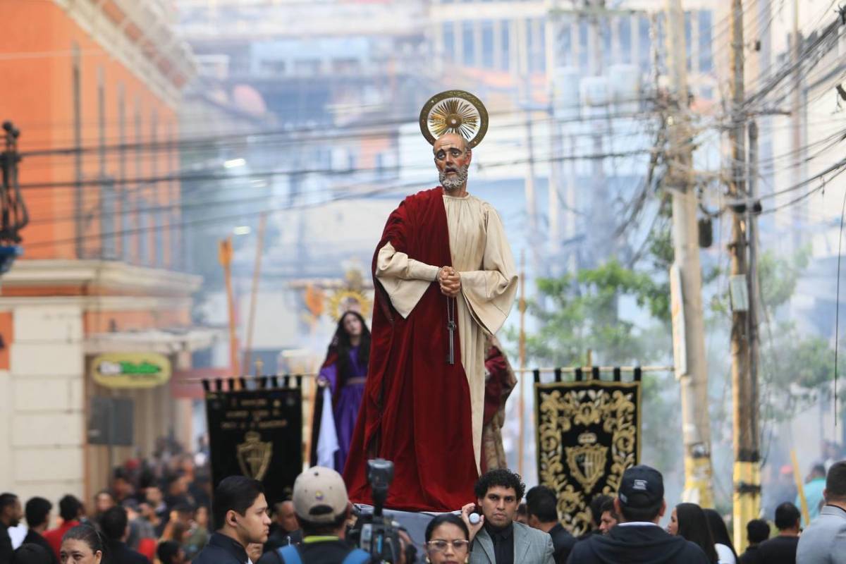 Santo Entierro: entre silencio y fe, fieles acompañan el cuerpo de Jesús