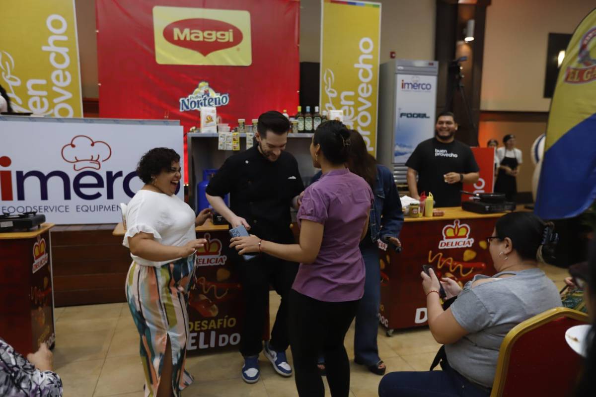 El chef mexicano Gustavo Fernández baila con algunas de las asistentes de la Expo Buen Provecho.