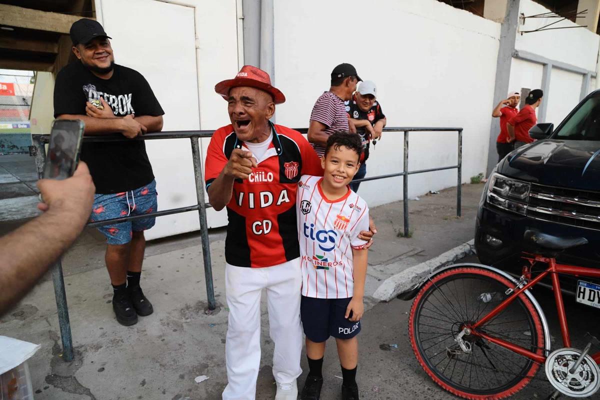 Pequeños y grandes buscan tomarse una foto con el famoso aficionado cocotero.