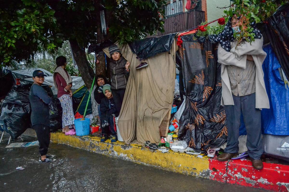 Un frente frío afecta a cientos de migrantes centroamericanos en la frontera entre Tijuana y California.