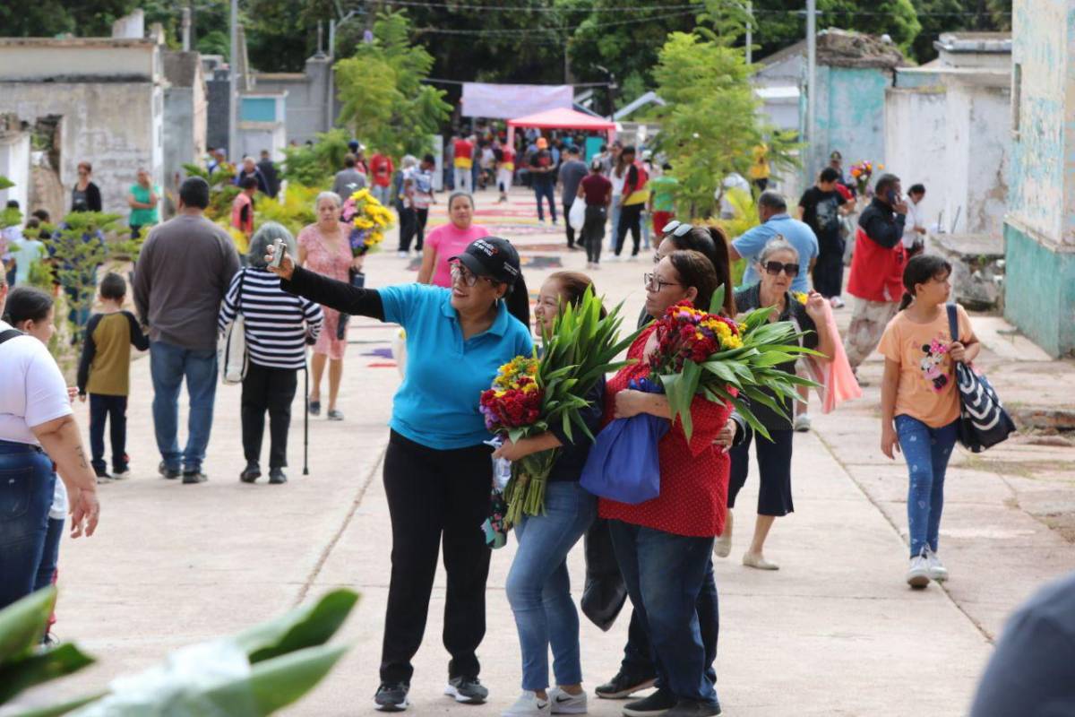 Flores, música y recuerdos; hondureños visitan cementerios en el Día de Difuntos