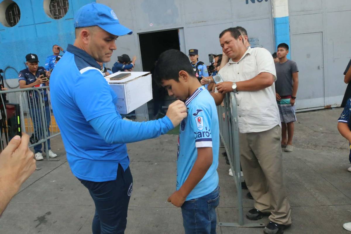 Motagua amarga al Olancho, nueva polémica, beso y lindas chicas en el Nacional