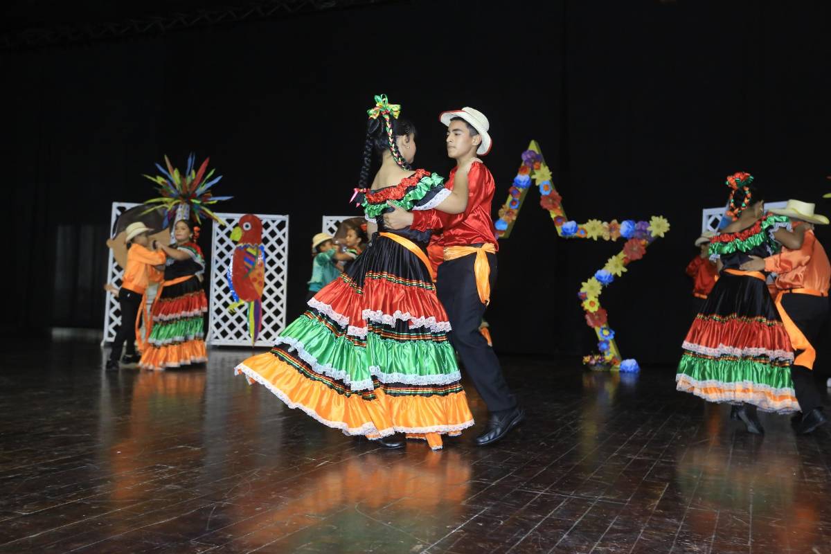 EIS celebra la cuarta edición del Encuentro Cultural de Danzas