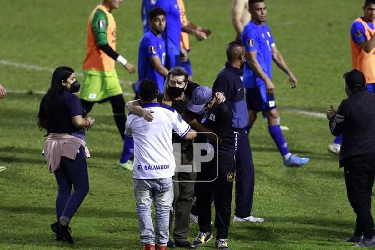 Hinchas de El Salvador también entraron al campo y se abrazaron con el técnico Hugo Pérez.
