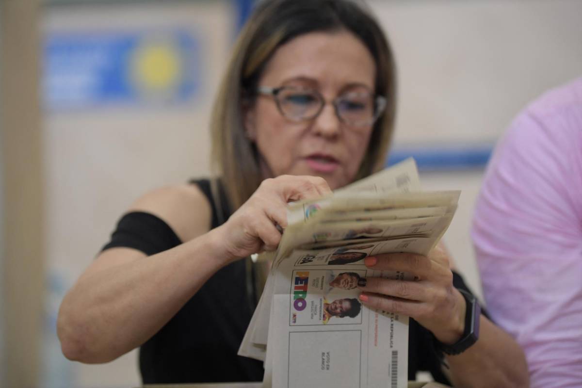 An official counts votes after the presidential runoff election in Bucaramanga, Colombia, on June 19, 2022. - Colombians voted in a tense and unpredictable election runoff on Sunday to pick a new president between leftist ex-guerrilla Gustavo Petro and maverick millionnaire businessman Rodolfo Hernandez. (Photo by Raul ARBOLEDA / AFP)