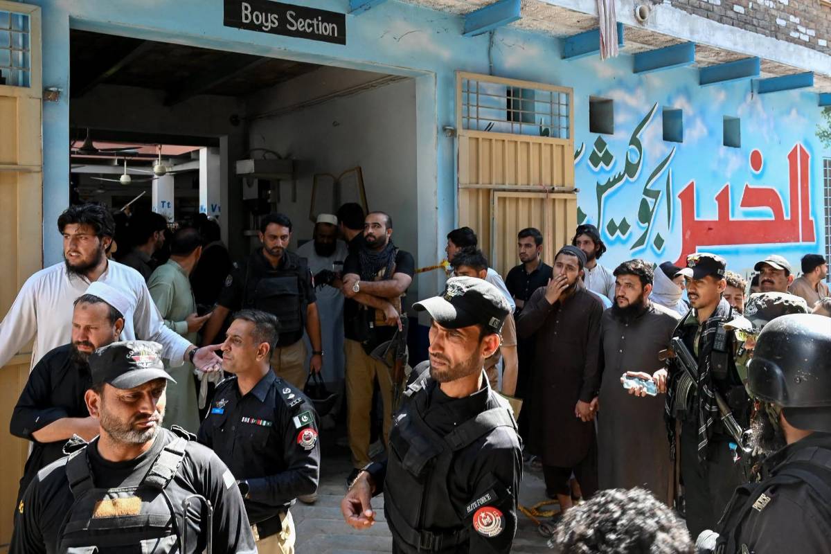 Horror en escuela: hallan muertos a 32 estudiantes y una maestra tras caerse techo