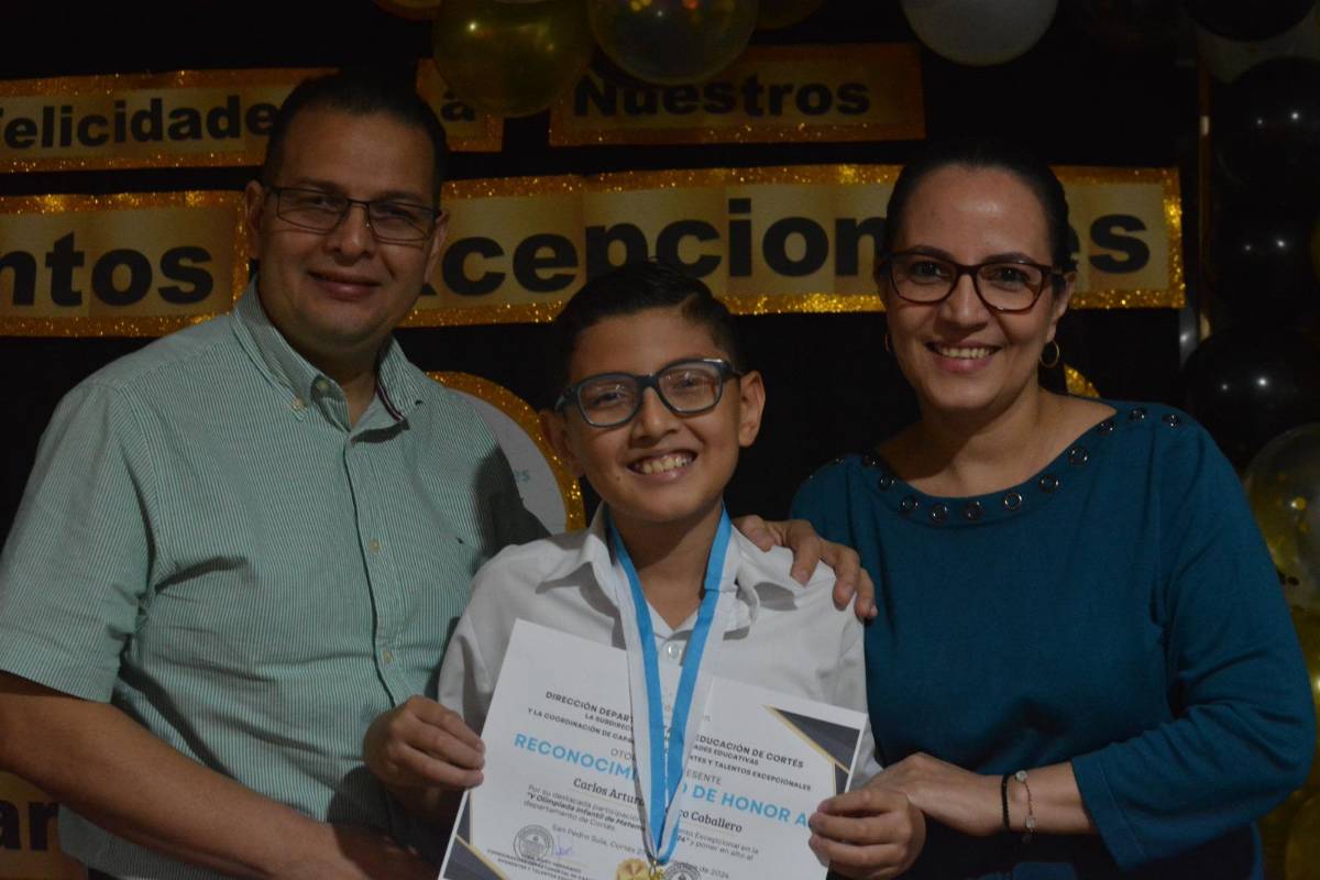 Premian a niños y jóvenes ganadores de olimpiadas de matemática, física y química