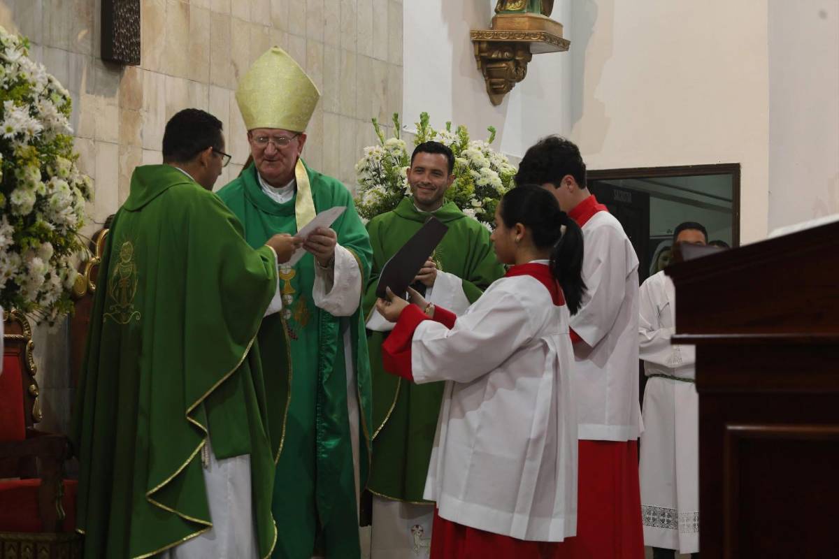 Parroquia La Santa Cruz da la bienvenida a nuevos sacerdotes