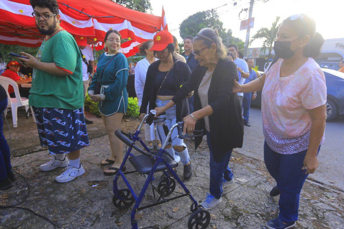 Los adultos mayores votan desde muy temprano en Honduras