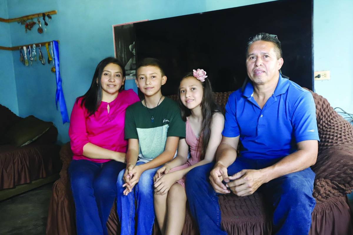 La familia celebró el logro con alegría.