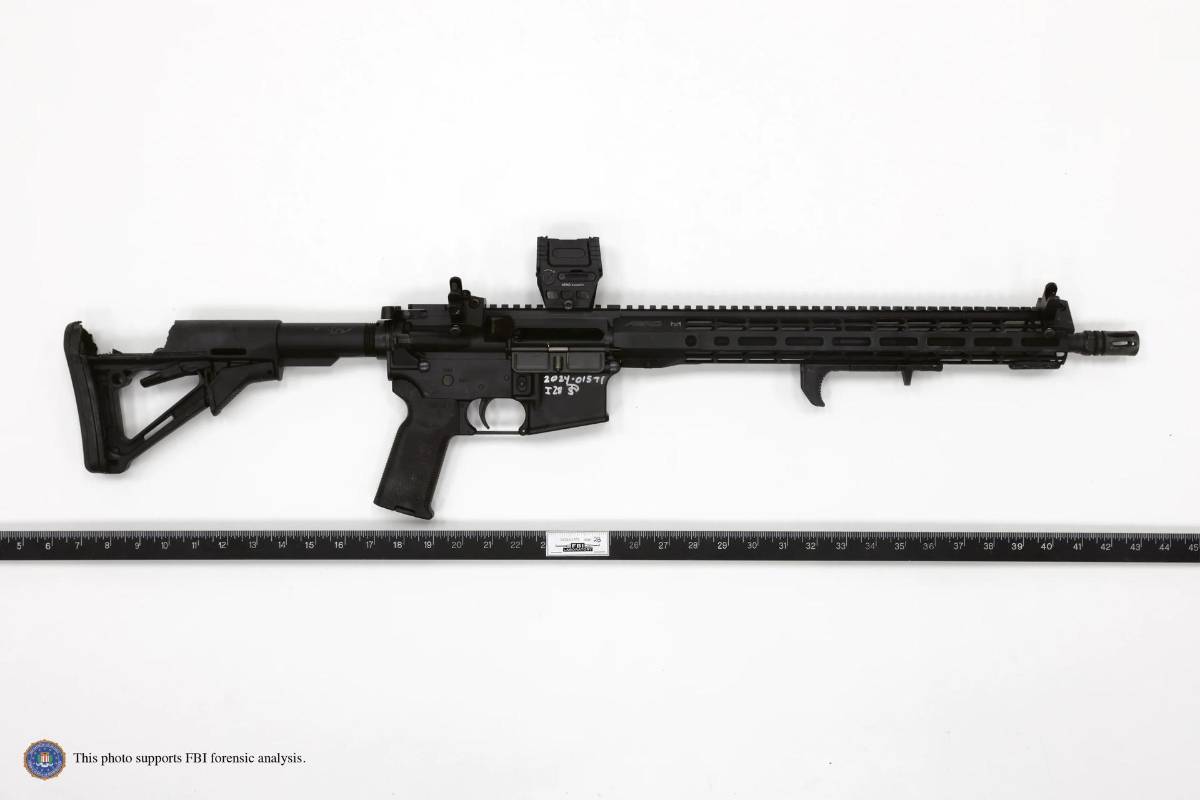 Fotografía cedida por el FBI donde se muestra el rifle A-15 que Thomas Matthew Crooks usó en el intento de asesinato contra el expresidente Donald Trump.