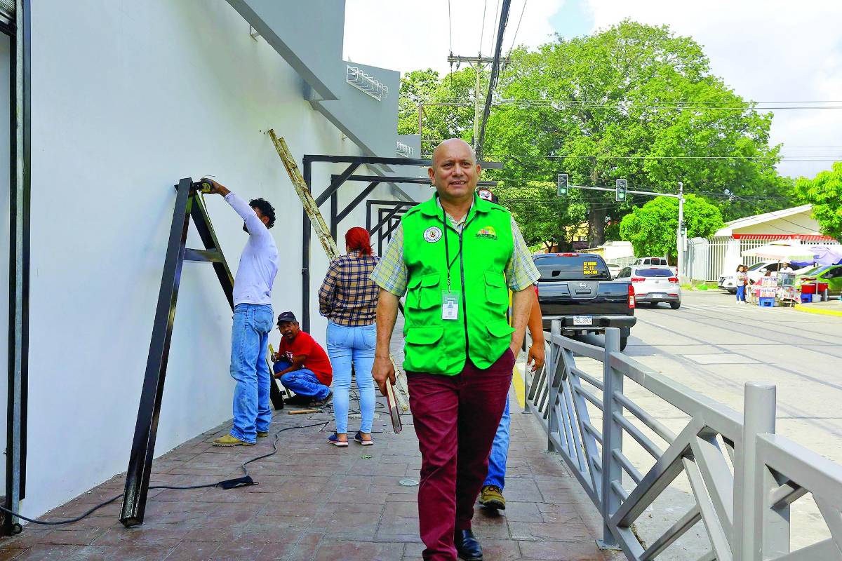 Locatarios del mercado Guamilito construyen puestos sobre acera para exhibir flores