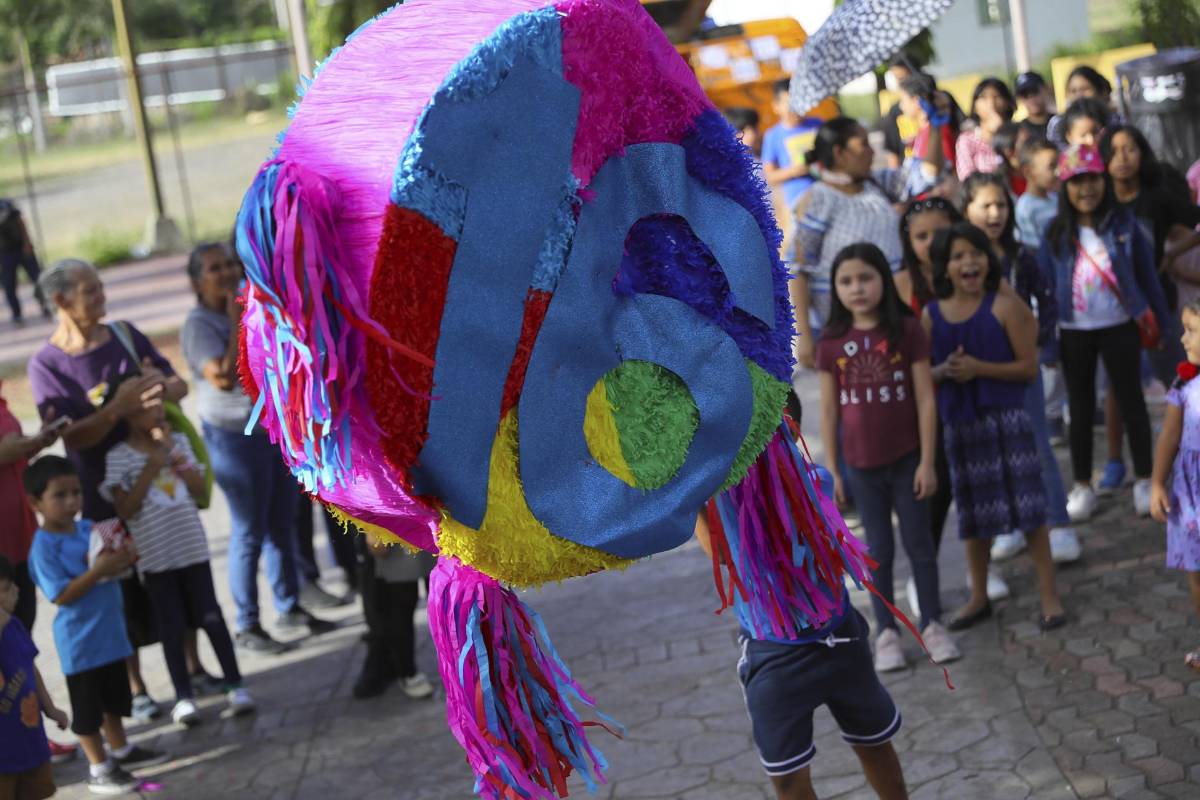 Un grupo de niños juegan y celebran como parte de las actividades de aniversario.