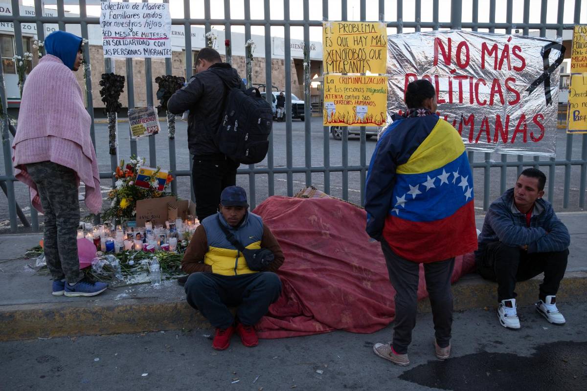 Migrantes viven horas de angustia por saber suerte de familiares tras mortal incendio