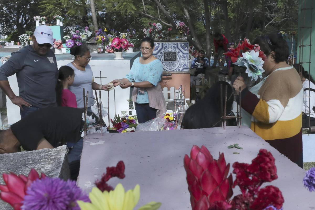 Flores, música y recuerdos; hondureños visitan cementerios en el Día de Difuntos