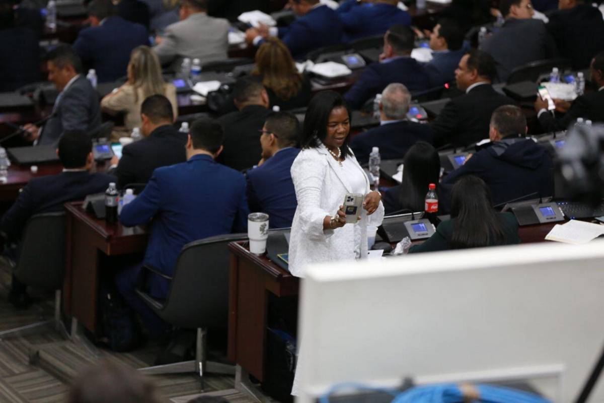 La diputada del Partido Nacional, Johana Bermúdez, durante una sesión en el Congreso Nacional para elegir a los magistrados de la Corte Suprema de Justicia (CSJ) de Honduras.