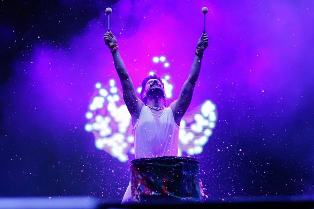 Su estilismo minimalista y personalizado no pasó desapercibido, mientras que sus temas más memorables fueron coreados por su “tribu” de fans.