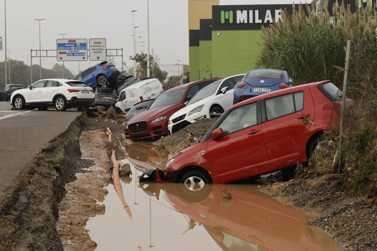 Estado en el que se encuentran varios vehículos por las intensas lluvias de la fuerte dana que afecta especialmente el sur y el este de la península ibérica, este miércoles en Picaña (Valencia).
