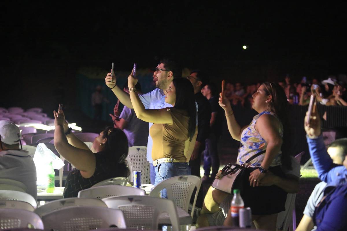Luis Ángel El Flaco y Conjunto Primavera protagonizan tremenda fiesta romántica