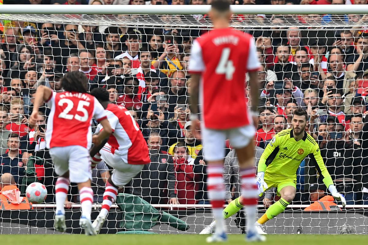 El tanto de penal Bukayo Saka ante David De Gea para el 2-0 del Arsenal.