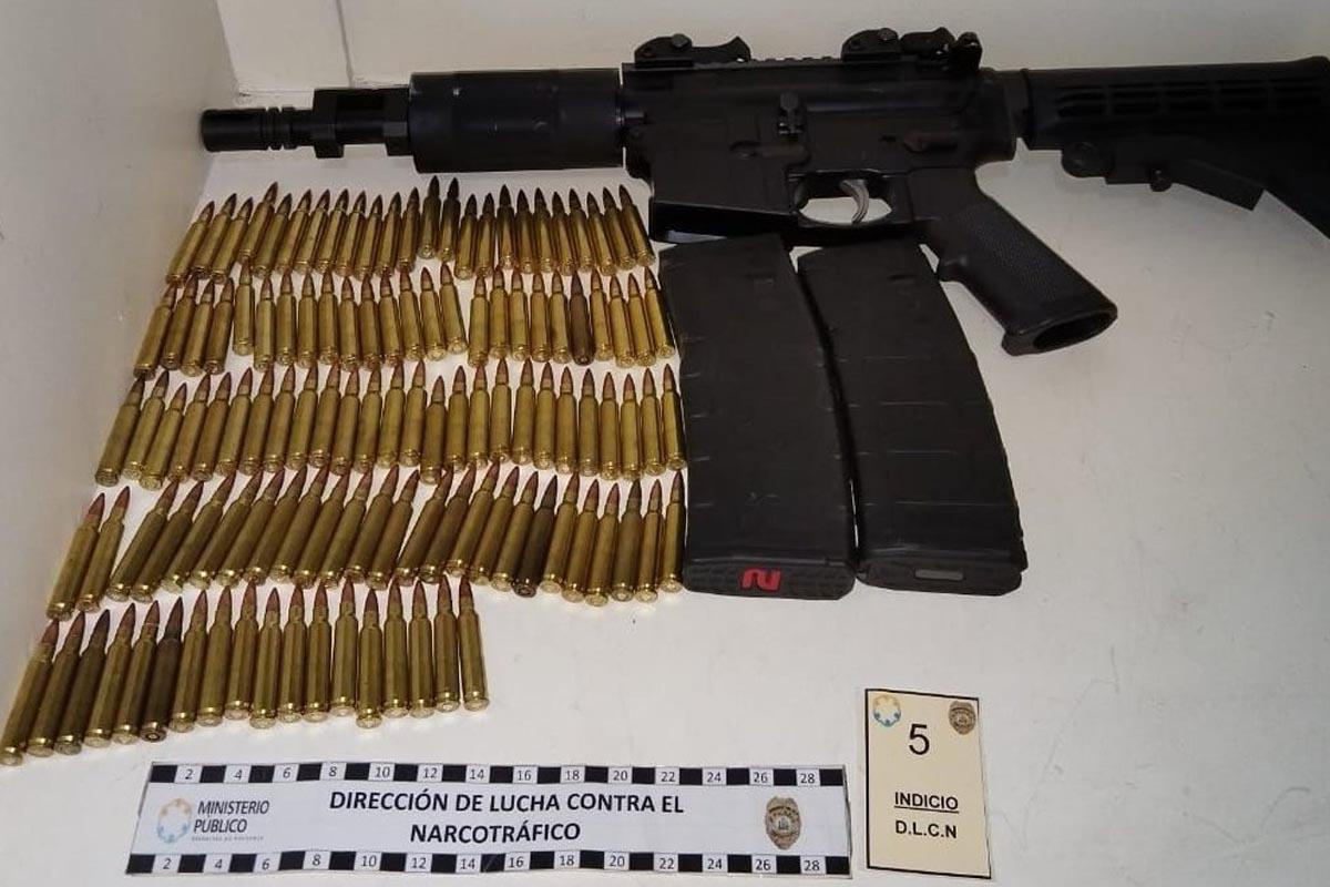 Un de las armas decomisadas.