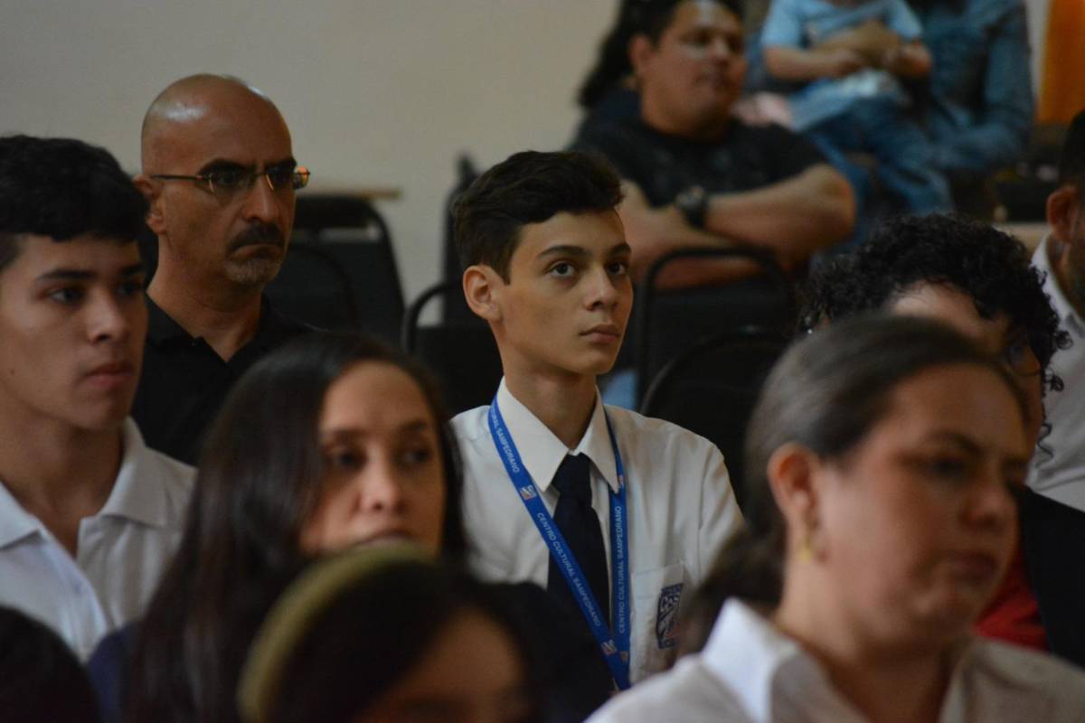 Premian a niños y jóvenes ganadores de olimpiadas de matemática, física y química