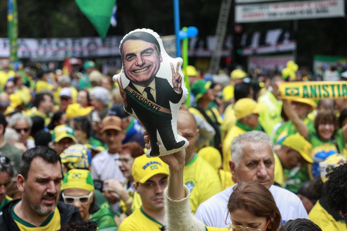 Miles salen a las calles en defensa de Bolsonaro ante juicio por golpismo
